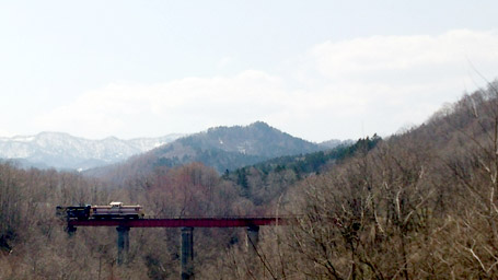 鉄橋の残る列車