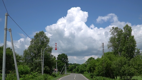 入道雲と道路